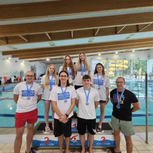 Wolontariusze Staszica na zawodach pływackich dla najmłodszych